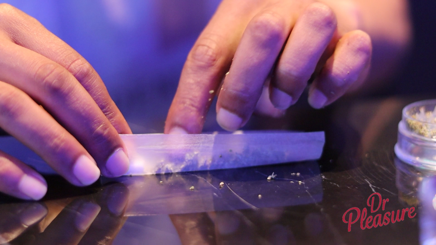 Jointje rollen bij Dr Pleasure