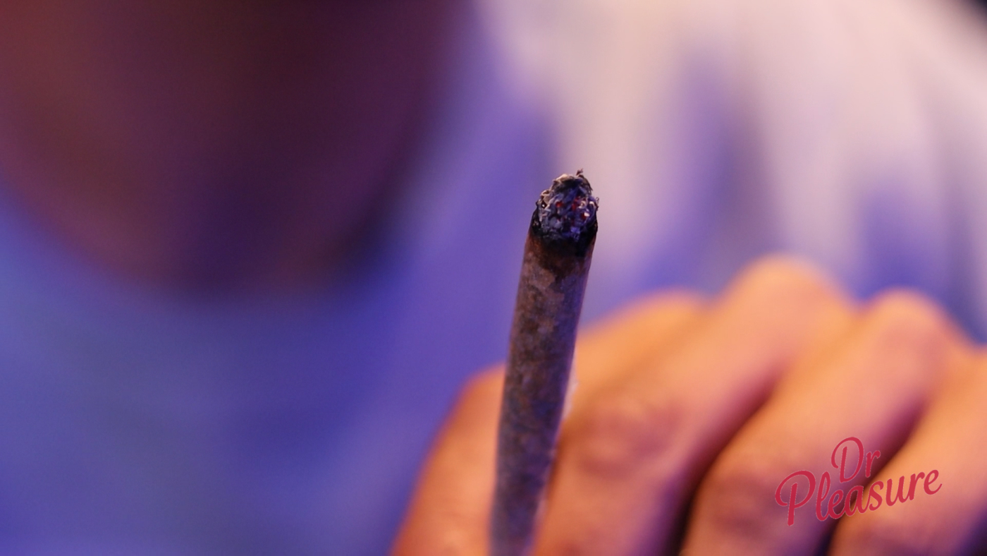 Close-up van een klant die een joint rookt